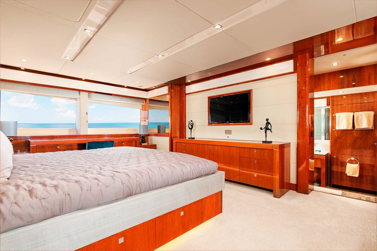 Аренда мега яхты 	Sunseeker 115 Predator в Сочи